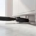 TESLA GlideStar GQ500 - flacher Moppkopf beim Wischen unter einem Schrank mit abgesenktem Stiel