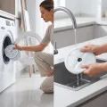TESLA GlideStar GQ500 - Einlegen eines Wischpads in die Waschmaschine und Abspülen unter fließendem Wasser
