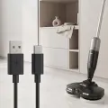 TESLA GlideStar GQ500 - Mopp mit eingeschalteter LED-Beleuchtung und Nahaufnahme der USB-A- und USB-C-Stecker
