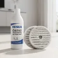 TESLA GlideStar GQ500 - zwei runde Wischpads neben einer Flasche TESLA-Bodenreiniger